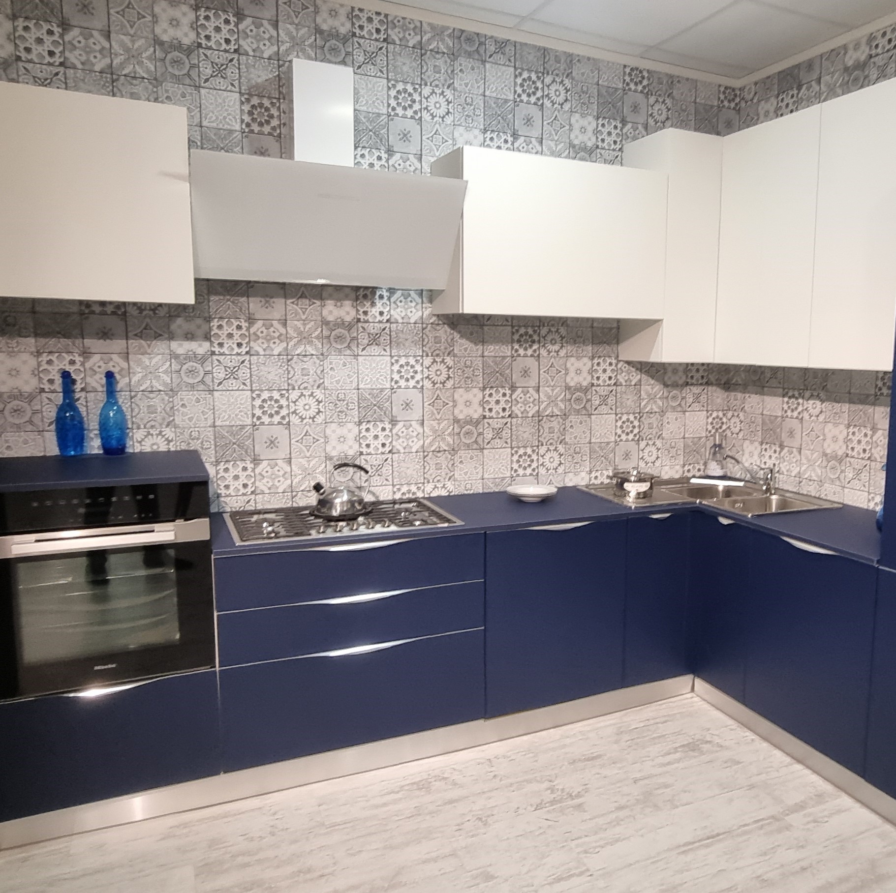 Cucina Loft  Bianco e Blu Soft Touch con Piano in Fenix Blu Opaco Arrex Le Cucine