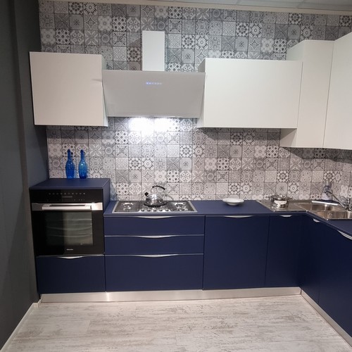 Cucina Loft  Bianco e Blu Soft Touch con Piano in Fenix Blu Opaco ARREX LE CUCINE 3